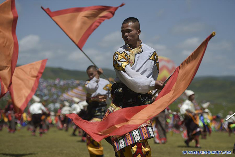 GANSU, 31 julio, 2019 (Xinhua) -- Imagen del 30 de julio de 2019 de artistas realizando una actuación durante la ceremonia de inauguración de la 4 Exposición Cultural Internacional de la Ruta de la Seda de (Dunhuang) y el 9 Festival Internacional de Turismo Viaje de la Ruta de la Seda de Dunhuang, en Hezuo, provincia de Gansu, en el noroeste de China. La exposición y el festival comenzaron el martes en Hezuo, con el objetivo de promover la cooperación y el intercambio entre países y regiones a lo largo de la ruta de la seda. (Xinhua/Ma Xiping)