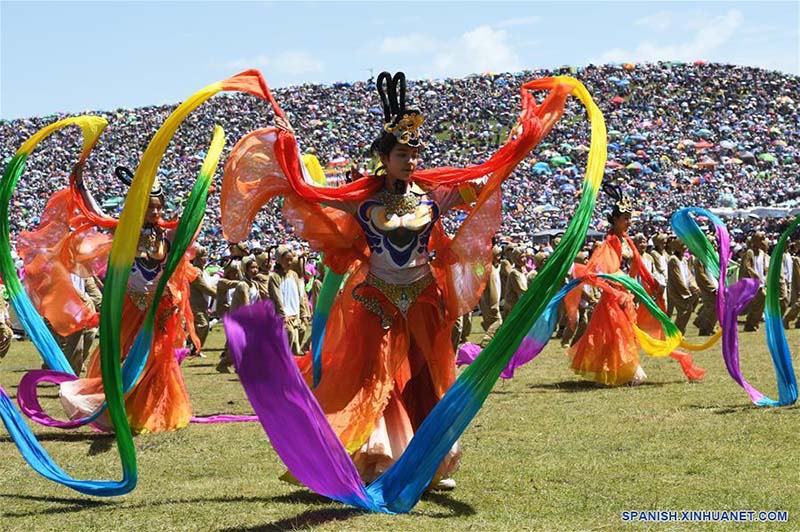 GANSU, 31 julio, 2019 (Xinhua) -- Imagen del 30 de julio de 2019 de artistas realizando una actuación durante la ceremonia de inauguración de la 4 Exposición Cultural Internacional de la Ruta de la Seda de (Dunhuang) y el 9 Festival Internacional de Turismo Viaje de la Ruta de la Seda de Dunhuang, en Hezuo, provincia de Gansu, en el noroeste de China. La exposición y el festival comenzaron el martes en Hezuo, con el objetivo de promover la cooperación y el intercambio entre países y regiones a lo largo de la ruta de la seda. (Xinhua/Fan Peishen)