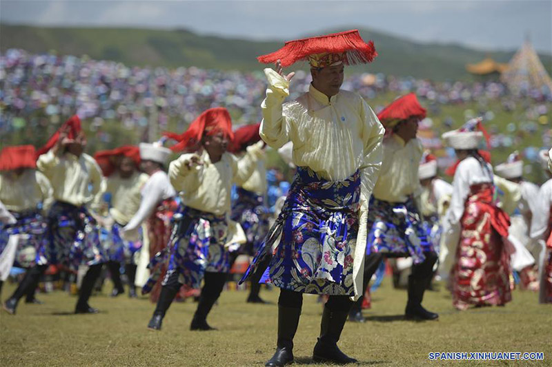 GANSU, 31 julio, 2019 (Xinhua) -- Imagen del 30 de julio de 2019 de artistas realizando una actuación durante la ceremonia de inauguración de la 4 Exposición Cultural Internacional de la Ruta de la Seda de (Dunhuang) y el 9 Festival Internacional de Turismo Viaje de la Ruta de la Seda de Dunhuang, en Hezuo, provincia de Gansu, en el noroeste de China. La exposición y el festival comenzaron el martes en Hezuo, con el objetivo de promover la cooperación y el intercambio entre países y regiones a lo largo de la ruta de la seda. (Xinhua/Ma Xiping)