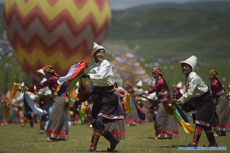 GANSU, 31 julio, 2019 (Xinhua) -- Imagen del 30 de julio de 2019 de artistas realizando una actuación durante la ceremonia de inauguración de la 4 Exposición Cultural Internacional de la Ruta de la Seda de (Dunhuang) y el 9 Festival Internacional de Turismo Viaje de la Ruta de la Seda de Dunhuang, en Hezuo, provincia de Gansu, en el noroeste de China. La exposición y el festival comenzaron el martes en Hezuo, con el objetivo de promover la cooperación y el intercambio entre países y regiones a lo largo de la ruta de la seda. (Xinhua/Ma Xiping)