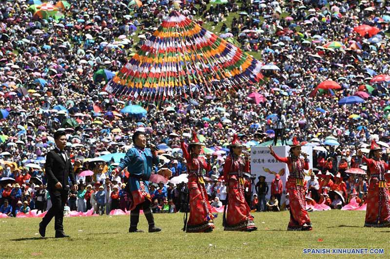 GANSU, 31 julio, 2019 (Xinhua) -- Imagen del 30 de julio de 2019 de artistas realizando una actuación durante la ceremonia de inauguración de la 4 Exposición Cultural Internacional de la Ruta de la Seda de (Dunhuang) y el 9 Festival Internacional de Turismo Viaje de la Ruta de la Seda de Dunhuang, en Hezuo, provincia de Gansu, en el noroeste de China. La exposición y el festival comenzaron el martes en Hezuo, con el objetivo de promover la cooperación y el intercambio entre países y regiones a lo largo de la ruta de la seda. (Xinhua/Fan Peishen)