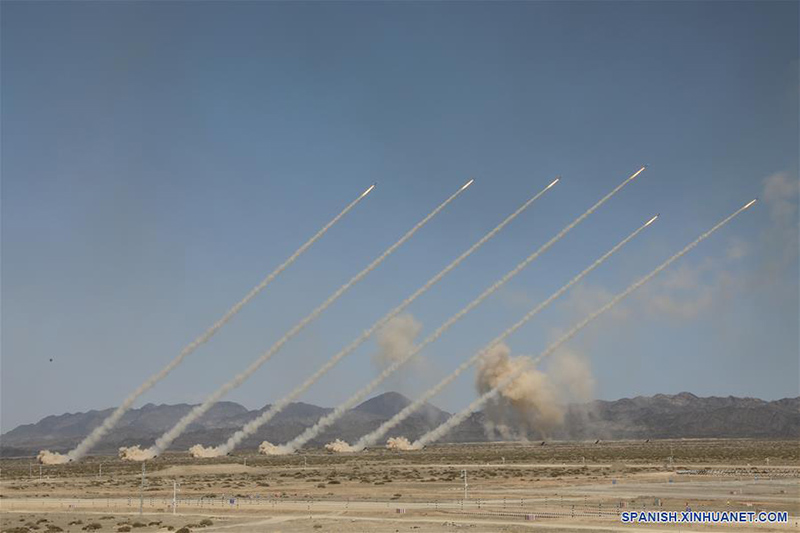 Artillerías de cohete disparan en una presentación militar, en Korla, en la región autónoma de la etnia uygur de Xinjiang, en el noroeste de China, el 3 de agosto de 2019. La ceremonia de apertura para los concursos organizados por China como parte de los Juegos Militares Internacionales 2019 se Celebró el sábado en Korla, en la región autónoma de la etnia uygur de Xinjiang, en el noroeste de China. El ejército chino acogerá cuatro concursos en áreas como vehículos de combate de infantería y reparación de armas. Los equipos de 12 países de Asia, Europa, Africa y Sudamérica participarán en las competiciones. (Xinhua/Wang Junqiang)