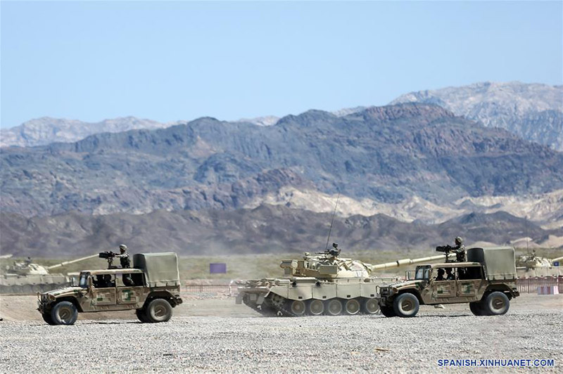 Vehículos de combate participan en una presentación militar, en Korla, en la región autónoma de la etnia uygur de Xinjiang, en el noroeste de China, el 3 de agosto de 2019. La ceremonia de apertura para los concursos organizados por China como parte de los Juegos Militares Internacionales 2019 se Celebró el sábado en Korla, en la región autónoma de la etnia uygur de Xinjiang, en el noroeste de China. El ejército chino acogerá cuatro concursos en áreas como vehículos de combate de infantería y reparación de armas. Los equipos de 12 países de Asia, Europa, Africa y Sudamérica participarán en las competiciones. (Xinhua/Zhao Zhiguo)