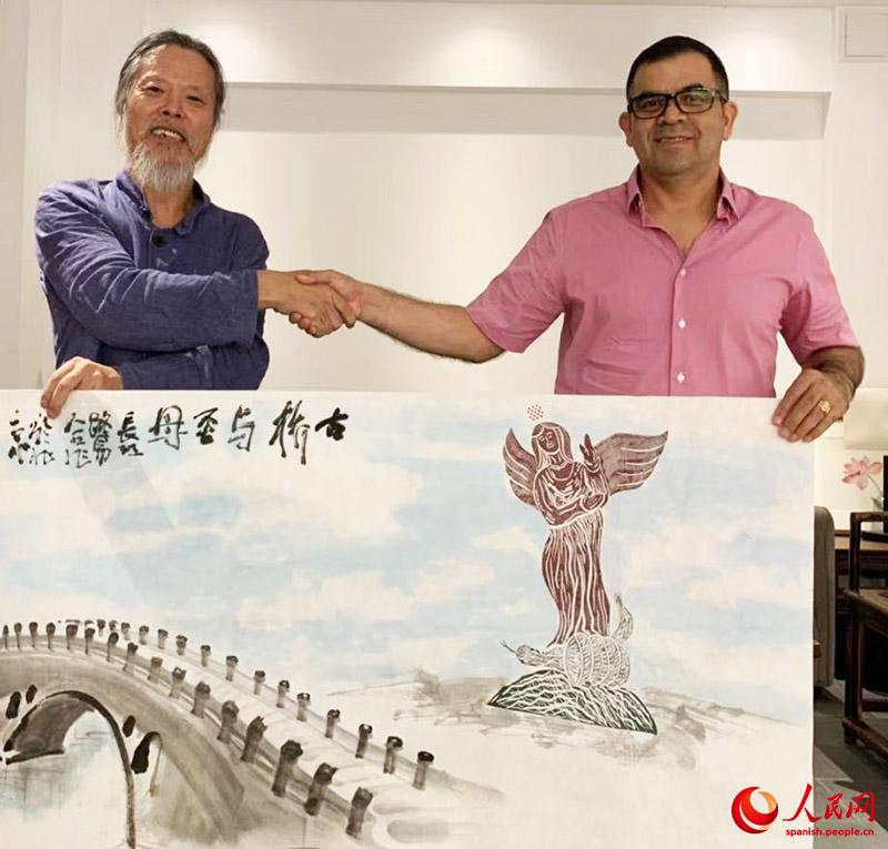 Los artistas Weng Changjiang, de China, y el ecuatoriano Leonardo Cevallos, fueron los pintores seleccionados para ilustrar el nuevo sobre postal conmemorativo. Con magistralidad y acierto, unificaron identidades en la obra “La vírgen del puente”, Beijing, 9 de agosto del 2019. (Foto: YAC)