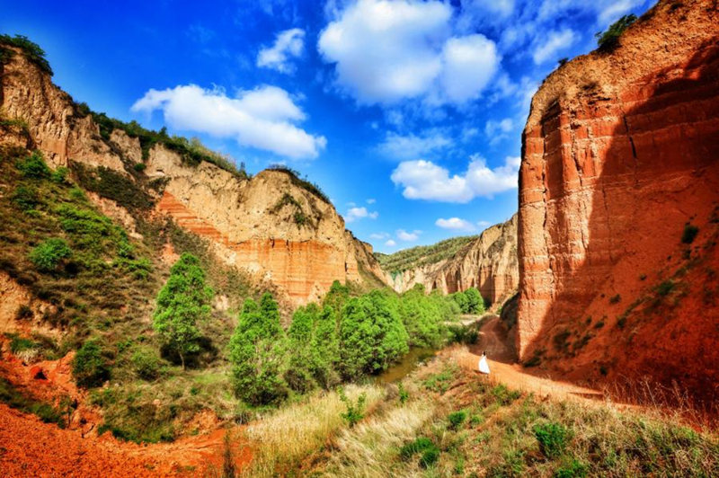 Acantilados en el Geoparque de Tierra Roja de Heimapo, Liulin, provincia de Shanxi. [Foto: chinadaily.com.cn/Wang Fengyun ]