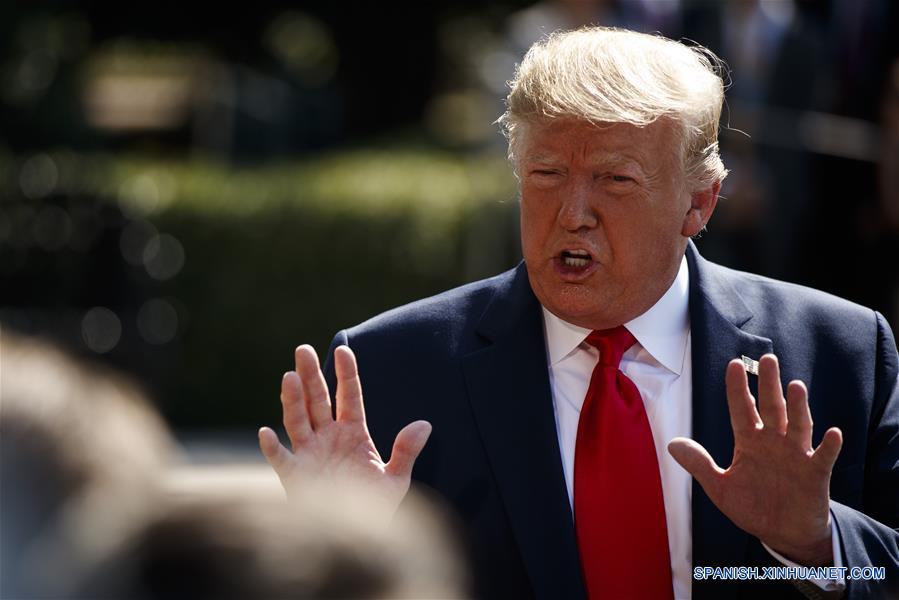 WASHINGTON, D.C., 9 agosto, 2019 (Xinhua) -- El presidente estadounidense, Donald Trump conversa con representantes de los medios de comunicación antes de retirarse de la Casa Blanca, en Washington, D.C., Estados Unidos, el 9 de agosto de 2019. Trump dijo el viernes que recibió una "hermosa" carta de Kim Jong Un, máximo líder de República Popular Democrática de Corea (RPDC). (Xinhua/Ting Shen)