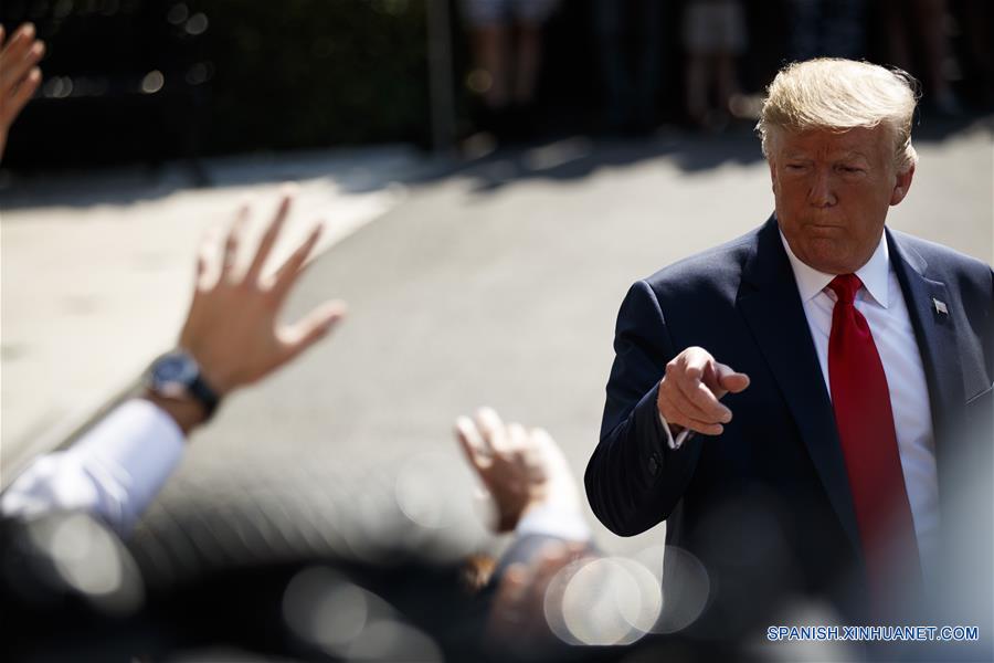 WASHINGTON, D.C., 9 agosto, 2019 (Xinhua) -- El presidente estadounidense, Donald Trump conversa con representantes de los medios de comunicación antes de retirarse de la Casa Blanca, en Washington, D.C., Estados Unidos, el 9 de agosto de 2019. Trump dijo el viernes que recibió una "hermosa" carta de Kim Jong Un, máximo líder de República Popular Democrática de Corea (RPDC). (Xinhua/Ting Shen)