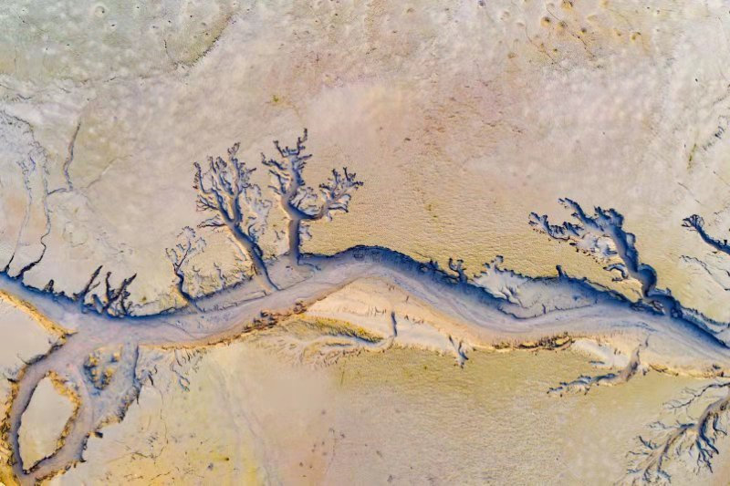 Una fotografía aérea que muestra la vista del lecho del río Amarillo en Luoyang, provincia de Henan. [Foto: Zeng Xianping /Chinadaily]