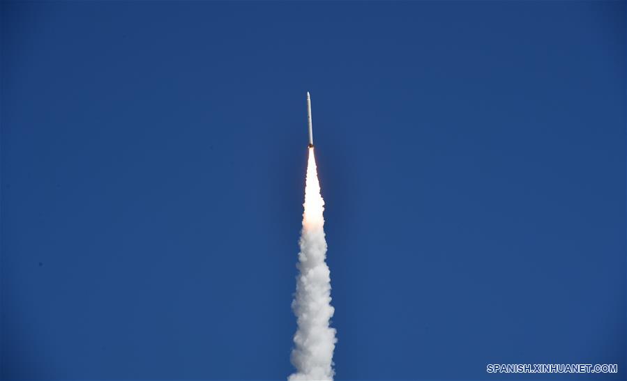 El nuevo cohete portador de China de uso comercial, el Smart Dragon-1 (SD-1), despega del Centro de Lanzamiento de Satélites de Jiuquan, en el noroeste de China, el 17 de agosto de 2019. El nuevo cohete portador de China de uso comercial, el Smart Dragon-1 (SD-1), realizó el sábado su primer vuelo y puso tres satélites en la órbita planificada. El cohete, desarrollado por la compa?ía China Rocket Co. Ltd., asociada a la Academia de Tecnología de Lanzamiento de Vehículos de China (CALVT, por sus siglas en inglés), despegó desde el Centro de Lanzamiento de Satélites de Jiuquan, en el noroeste de China, a las 12:11 (hora de Beijing). (Xinhua/Wang Jiangbo)