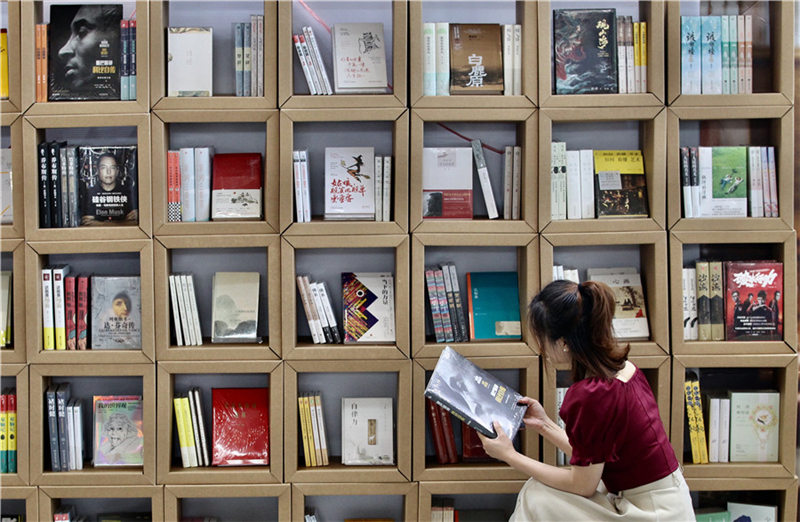 Visitantes leen libros en la XVI Exposición Internacional del Libro de Beijing, 21 de agosto del 2019. [Foto: Zhang Wei/ Chinadaily.com.cn]