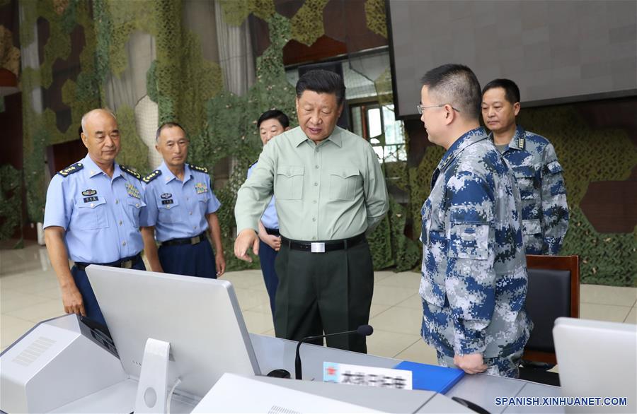 El presidente chino, Xi Jinping, también secretario general del Comité Central del Partido Comunista de China y presidente de la Comisión Militar Central, inspecciona una base de la fuerza aérea en la provincia de Gansu, en el noroeste de China, el 22 de agosto de 2019. (Xinhua/Li Gang)