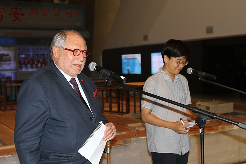 Diego Guelar, embajador de Argentina en China, durante su intervención en la clausura de la exposición “Los confines del gran vacío”, del artista argentino Leandro Erlich, 24 de agosto del 2019. (Foto: YAC)