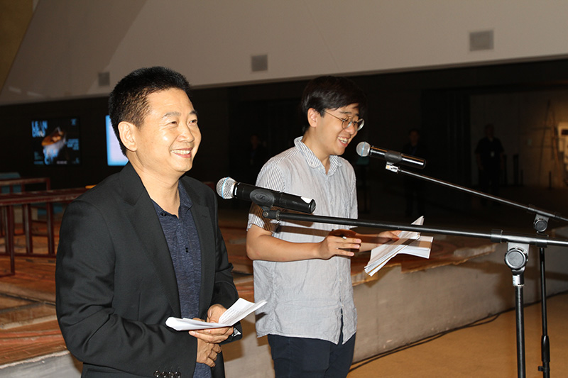 Zhang Zikang, director del Museo de la Academia Central de Bellas Artes de China, durante su intervención en la clausura de la exposición “Los confines del gran vacío”, del artista argentino Leandro Erlich, 24 de agosto del 2019. (Foto: YAC)