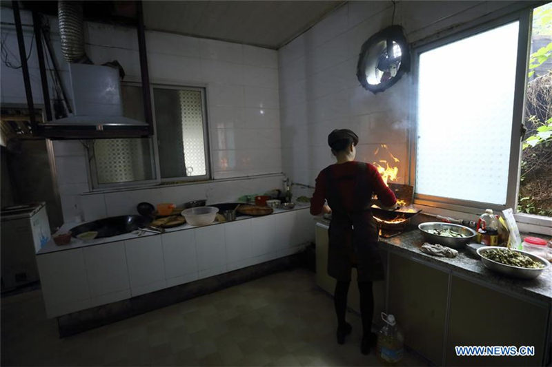 Liu Lihong elabora alimentos en la cocina del gobierno local. Dabaidi, Ruijin, provincia de Jiangxi, 19 de agosto del 2019.(Foto: Xinhua / Hu Chenhuan)