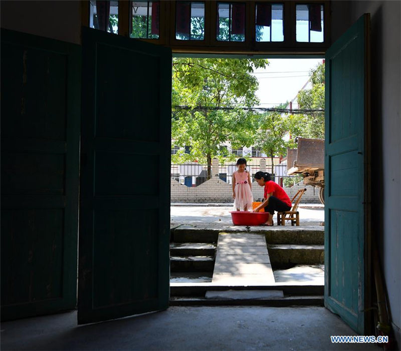 Liu Lihong lava su ropa.  Dabaidi, Ruijin, provincia de Jiangxi, 19 de agosto del 2019 (Foto: Xinhua / Lan Hongguang)