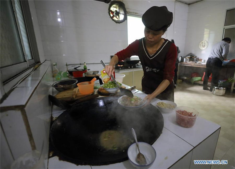 Liu Lihong elabora alimentos en la cocina del gobierno local. Dabaidi, Ruijin, provincia de Jiangxi, 19 de agosto del 2019 (Foto: Xinhua / Lan Hongguang)