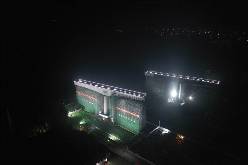 Puente ferroviario giratorio, perteneciente al ferrocarril inter-urbano de alta velocidad Beijing-Xiongan, ha sido rotado a su posición objetiva a través del ferrocarril de alta velocidad Tianjin-Baoding de la Nueva área Xiongan, provincia de Hebei, el 27 de agosto del 2019 [Foto: Xinhua]