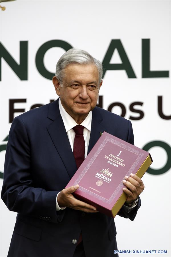 El presidente mexicano, Andrés Manuel López Obrador, sostiene una copia del documento que será enviado al Congreso, durante su Primer Informe de Gobierno, en Palacio Nacional, en la Ciudad de México, capital de México, el 1 de septiembre de 2019. El presidente de México, Andrés Manuel López Obrador, llamó el domingo al Congreso para que cancele el fuero a servidores públicos y apruebe la reforma constitucional que envió para instaurar la revocación de mandato. (Xinhua/Francisco Ca?edo)