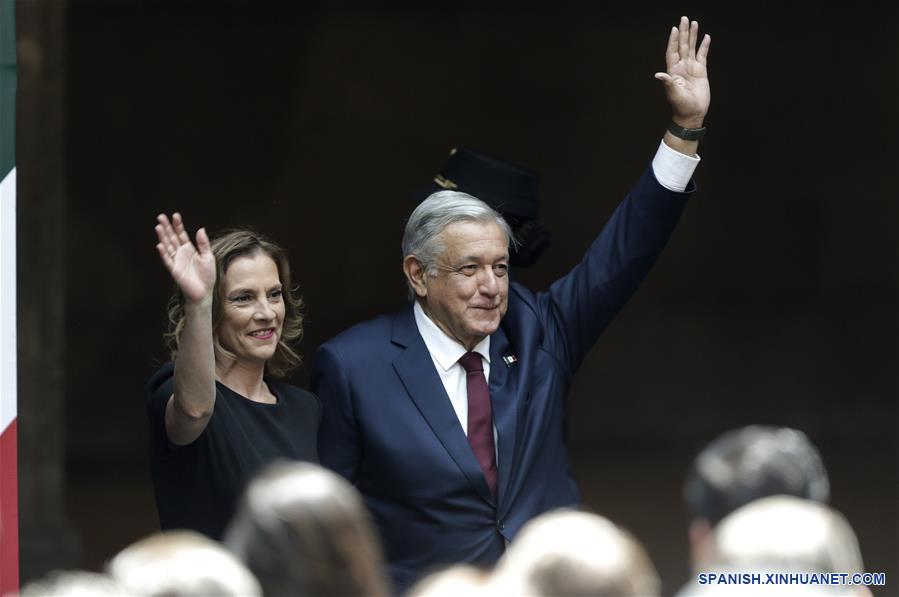 El presidente mexicano, Andrés Manuel López Obrador (d), acompa?ado por su esposa Beatriz Gutiérrez Muller (i), reacciona durante su Primer Informe de Gobierno, en Palacio Nacional, en la Ciudad de México, capital de México, el 1 de septiembre de 2019. El presidente de México, Andrés Manuel López Obrador, llamó el domingo al Congreso para que cancele el fuero a servidores públicos y apruebe la reforma constitucional que envió para instaurar la revocación de mandato. (Xinhua/Francisco Ca?edo)