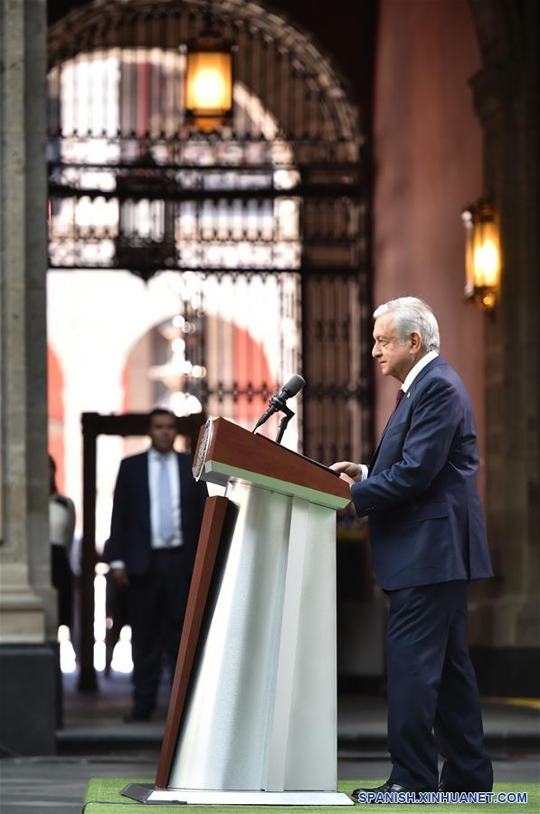 El presidente mexicano, Andrés Manuel López Obrador (d), habla durante su Primer Informe de Gobierno, en Palacio Nacional, en la Ciudad de México, capital de México, el 1 de septiembre de 2019. López Obrador llamó el domingo al Congreso para que cancele el fuero a servidores públicos y apruebe la reforma constitucional que envió para instaurar la revocación de mandato. (Xinhua/Str)