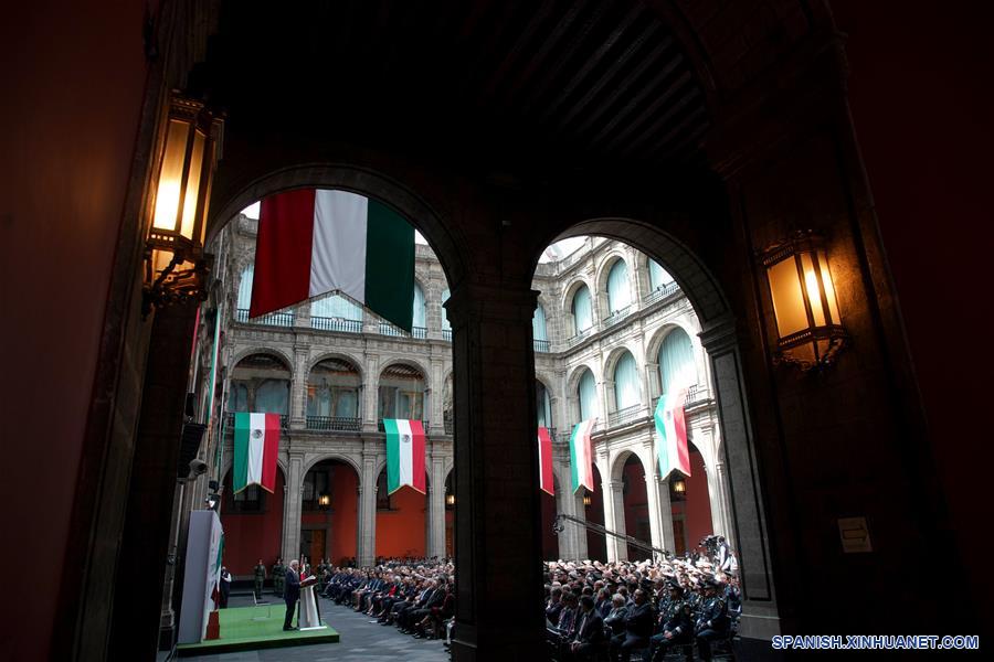 El presidente mexicano, Andrés Manuel López Obrador (i), habla durante su Primer Informe de Gobierno, en Palacio Nacional, en la Ciudad de México, capital de México, el 1 de septiembre de 2019. López Obrador llamó el domingo al Congreso para que cancele el fuero a servidores públicos y apruebe la reforma constitucional que envió para instaurar la revocación de mandato. (Xinhua/Str)