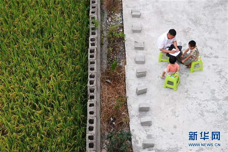 Wu Guoxian ayuda a sus alumnos con sus tareas durante una visita a domicilio, el 26 de agosto de 2019. [Foto / Xinhua]