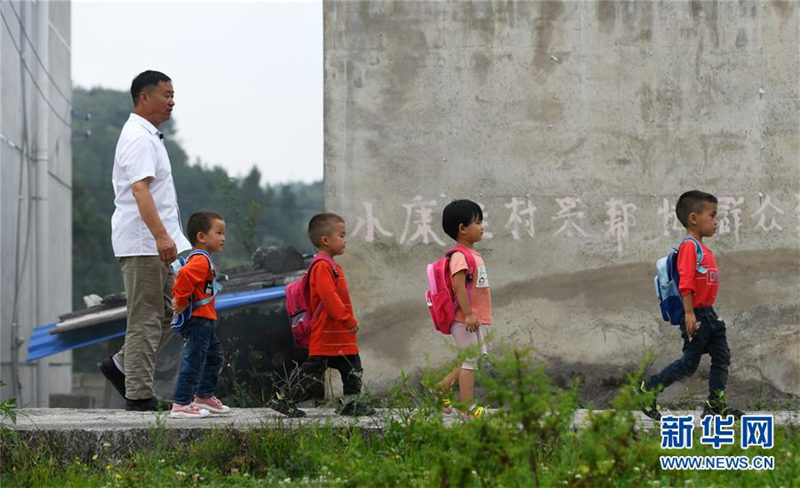 Wu Guoxian acompa?a a sus alumnos mientras caminan a casa después de la escuela, el 26 de agosto de 2019. [Foto / Xinhua]