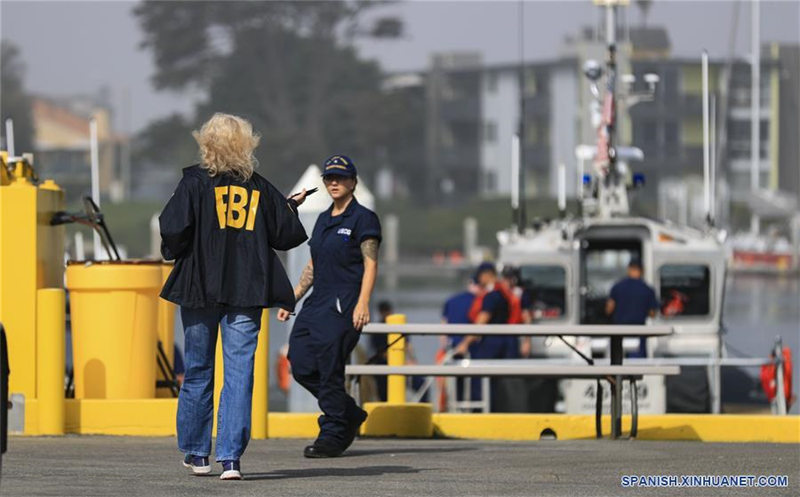 Empleados del Buró Federal de Investigaciones (FBI, por sus siglas en inglés), y de la Guardia Costera trabajan en la Estación de la Guardia Costera del Parque Nacional Islas del Canal, en Oxnard, California, Estados Unidos, el 2 de septiembre de 2019. Varias personas murieron y 34 están desaparecidas después de que un barco se incendiara esta madrugada frente a las costas de la isla Santa Cruz en el sur de California, informaron medios estadounidenses. (Xinhua/Li Ying)