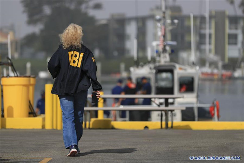 Una agente del Buró Federal de Investigaciones (FBI, por sus siglas en inglés) llega a la Estación de la Guardia Costera del Parque Nacional Islas del Canal, en Oxnard, California, Estados Unidos, el 2 de septiembre de 2019. Varias personas murieron y 34 están desaparecidas después de que un barco se incendiara esta madrugada frente a las costas de la isla Santa Cruz en el sur de California, informaron medios estadounidenses. (Xinhua/Li Ying)