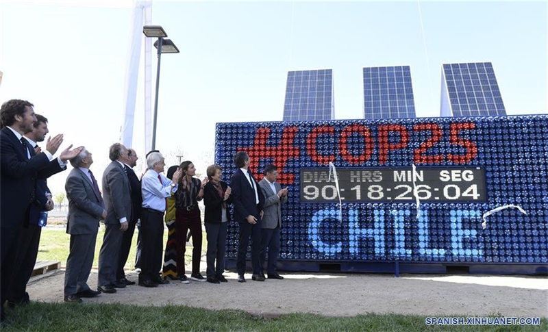 Imagen cedida por la Presidencia de Chile del presidente chile?o, Sebastián Pi?era (c), observando el tablero que marca la cuenta regresiva para la 25 Conferencia de las Partes de la Convención Marco de Naciones Unidas sobre el Cambio Climático (COP25), en Santiago, capital de Chile, el 2 de septiembre de 2019. Pi?era presentó el lunes la "Agenda ciudadana" de la COP25, que el país organizará del 2 al 13 de diciembre. (Xinhua/Alex Iba?ez/Presidencia de Chile)