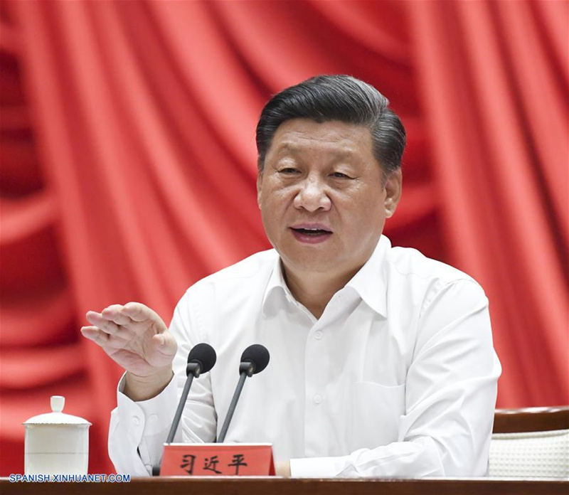 El presidente chino, Xi Jinping, también secretario general del Comité Central del Partido Comunista de China (PCCh) y presidente de la Comisión Militar Central, pronuncia un discurso durante la ceremonia de apertura de un programa de formación para funcionarios jóvenes y de mediana edad en la Escuela del Partido del Comité Central del PCCh (Academia Nacional de Gobernanza), el 3 de septiembre de 2019. (Xinhua/Rao Aimin)