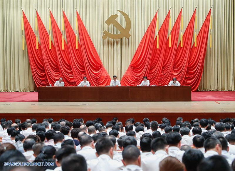 El presidente chino, Xi Jinping, también secretario general del Comité Central del Partido Comunista de China (PCCh) y presidente de la Comisión Militar Central, pronuncia un discurso durante la ceremonia de apertura de un programa de formación para funcionarios jóvenes y de mediana edad en la Escuela del Partido del Comité Central del PCCh (Academia Nacional de Gobernanza), el 3 de septiembre de 2019. (Xinhua/Liu Bin)