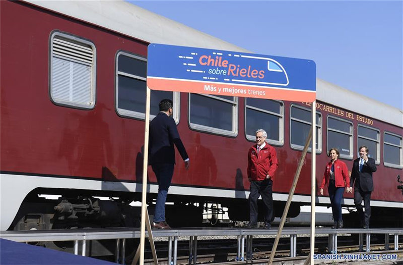 MELIPILLA, 3 septiembre, 2019 (Xinhua) -- Imagen cedida por la Presidencia de Chile, del presidente chileno, Sebastián Pi?era (2-i), en la ciudad de Melipilla, en Chile, el 3 de septiembre de 2019. Pi?era presentó el martes un plan de 5.000 millones de dólares para modernizar y ampliar la red de trenes con más y nuevos servicios, la mayor inversión ferroviaria en la historia del país. (Xinhua/Alex Iba?ez/Presidencia de Chile)