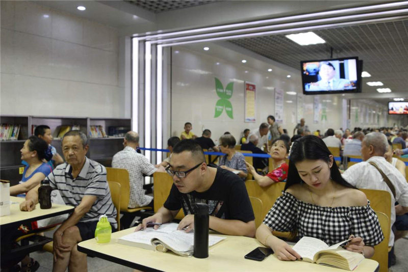 Lectores mitigan el intenso calor dentro de un refugio antiaéreo de Chongqing, el 3 de septiembre del 2019. [Foto: proporcionada a chinadaily.com.cn]