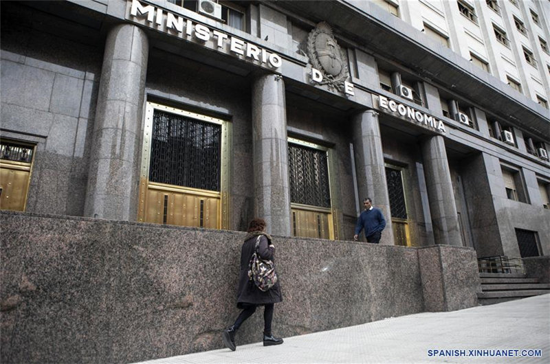 BUENOS AIRES, 2 septiembre, 2019 (Xinhua) -- Residentes caminan frente a la sede del Ministerio de Economía argentino en la ciudad de Buenos Aires, capital de Argentina, el 2 de septiembre de 2019. En Argentina comenzaron a regir el lunes de manera oficial las medidas de control cambiario anunciadas el domingo por el gobierno, con gran expectativa sobre el impacto que tendrá la disposición en la cotización del dólar. (Xinhua/Martín Zabala)