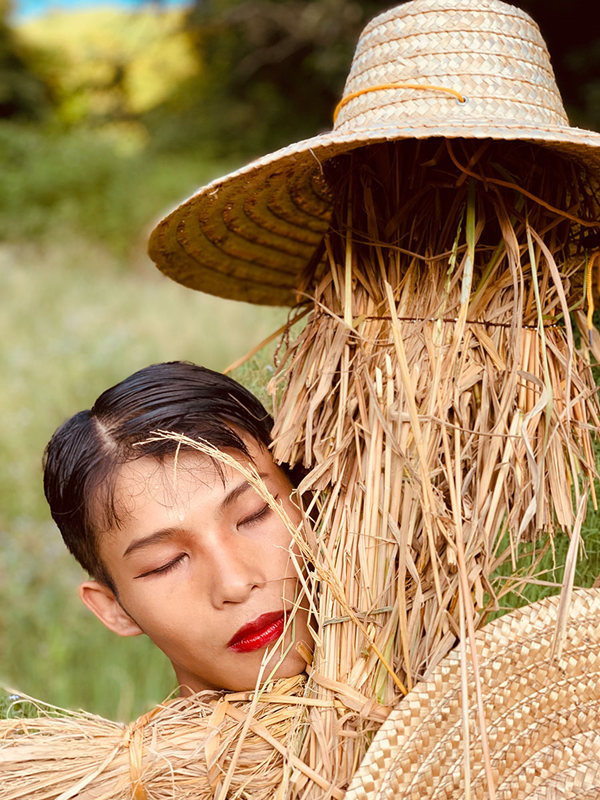 Joven de Guangxi dise?a ropa a partir de objetos ordinarios