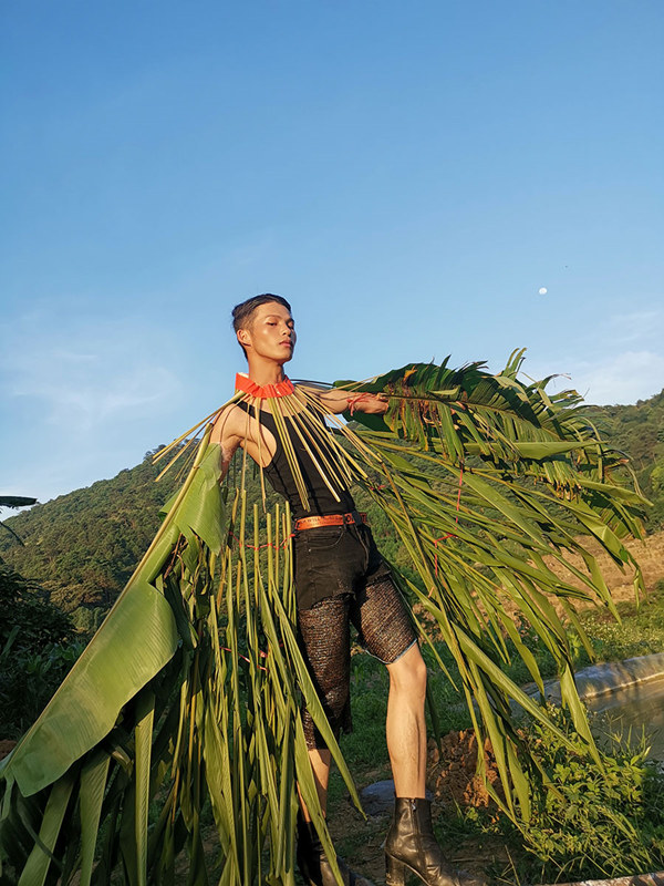 Joven de Guangxi dise?a ropa a partir de objetos ordinarios