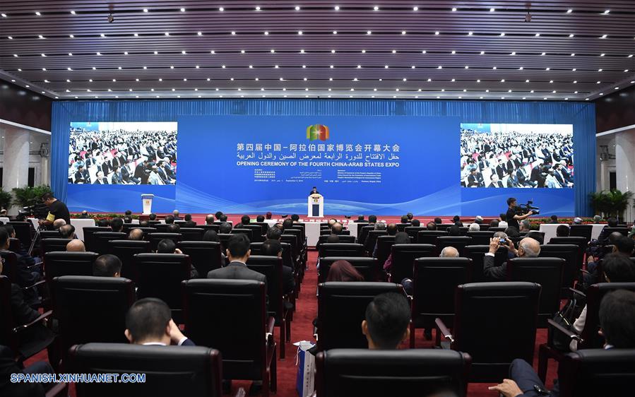 Personas asisten a la ceremonia de inauguración de la cuarta Expo China-Estados Arabes, en Yinchuan, capital de la región autónoma hui de Ningxia, en el noroeste de China, el 5 de septiembre de 2019. La cuarta Expo China-Estados Arabes fue inaugurada en Yinchuan el jueves. (Xinhua/Wang Peng)