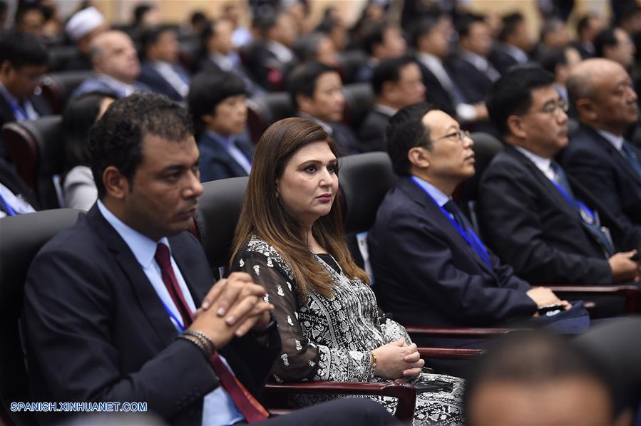 Invitados asisten a la ceremonia de inauguración de la cuarta Expo China-Estados Arabes, en Yinchuan, capital de la región autónoma hui de Ningxia, en el noroeste de China, el 5 de septiembre de 2019. El evento de cuatro días incluirá ferias comerciales y foros sobre infraestructura, atención médica por internet plus, alta tecnología, agricultura moderna, logística, turismo, economía digital y cooperación industrial. (Xinhua/Wang Peng)