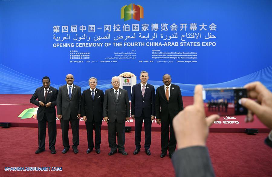 Invitados posan durante la ceremonia de inauguración de la cuarta Expo China-Estados Arabes, en Yinchuan, capital de la región autónoma hui de Ningxia, en el noroeste de China, el 5 de septiembre de 2019. La cuarta Expo China-Estados Arabes fue inaugurada en Yinchuan el jueves. (Xinhua/Wang Peng)