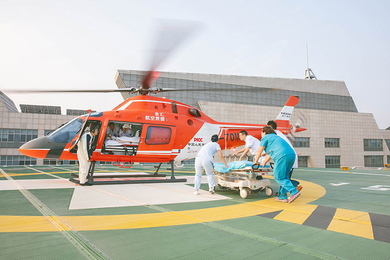 Un paciente que sufría una hemorragia cerebral grave fue trasladado en un helicóptero de rescate desde Chifeng, en la región autónoma de Mongolia Interior, hasta el Hospital Internacional de la Universidad de Beijing, en la capital china. [Foto: Wang Zheng/ Chinadaily.com.cn]