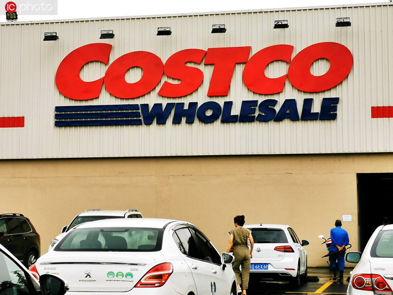 Algunos clientes esperan en la fila para devolver los bienes o cancelar las membresías en la tienda de Shanghai Costco el 4 de septiembre de 2019. [Foto: IC]