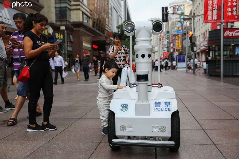 El nuevo robot patrullero 5G debuta en Shanghai