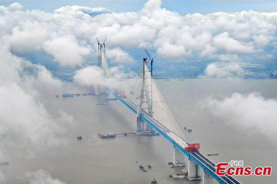 Gran puente ferroviario se construye sobre el río Yangtze