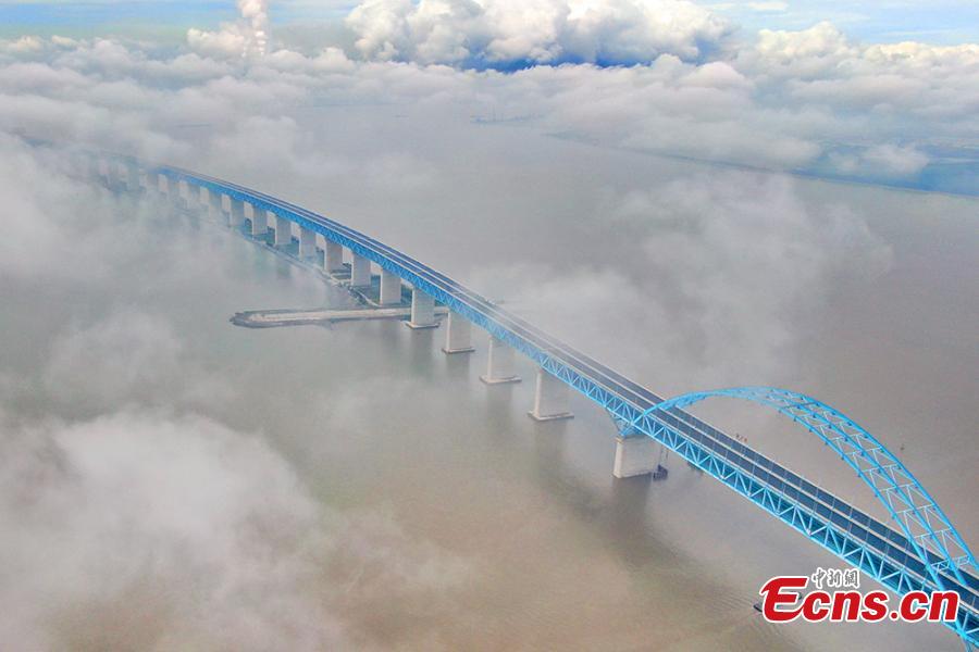 Gran puente ferroviario se construye sobre el río Yangtze