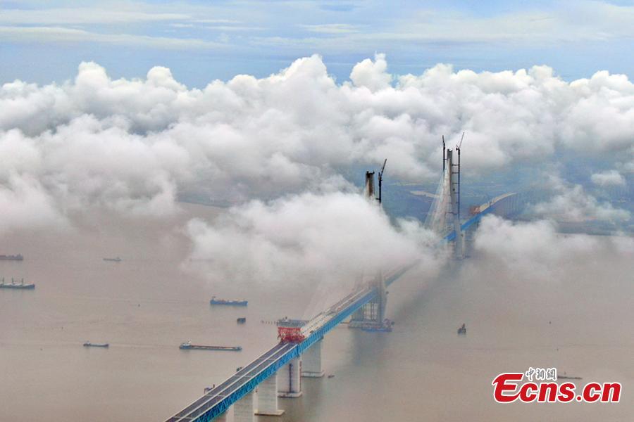 Gran puente ferroviario se construye sobre el río Yangtze