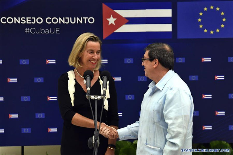 La alta representante para Asuntos Exteriores y Política de Seguridad de la Unión Europea (UE), Federica Mogherini (i), estrecha la mano del canciller cubano, Bruno Rodríguez (d), en una conferencia de prensa en el marco del segundo Consejo Conjunto entre Cuba y la Unión Europea, en La Habana, capital de Cuba, el 9 de septiembre de 2019. Mogherini reiteró el lunes que el bloque tiene plena disposición de apoyar a Cuba en el proceso de actualización del modelo socio-económico iniciado en 2011. (Xinhua/Joaquín Hernández)