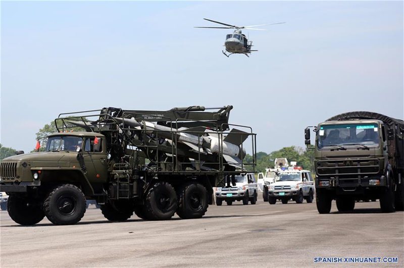 TACHIRA, 10 septiembre, 2019 (Xinhua) -- Elementos militares se despliegan en el Aeropuerto Nacional Francisco García de Hevia, en la localidad de La Fría, en el estado de Táchira, Venezuela, el 10 de septiembre de 2019. El presidente venezolano Nicolás Maduro confirmó la noche del martes que, tal como estaba previsto, hoy iniciaron en su país los ejercicios militares en la frontera colombo-venezolana y destacó que la fuerza armada de su país aplica un sistema defensivo sin renunciar a la ofensiva. (Xinhua/Str)