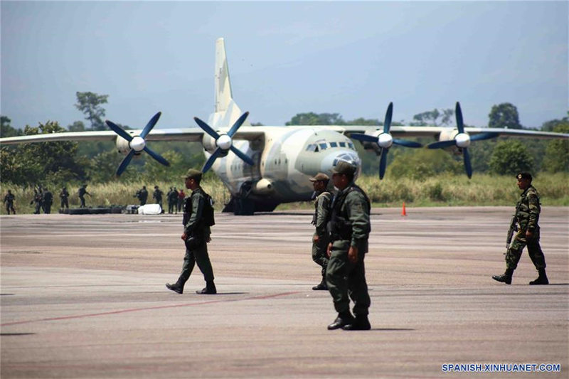  TACHIRA, 10 septiembre, 2019 (Xinhua) -- Elementos militares caminan por el Aeropuerto Nacional Francisco García de Hevia, en la localidad de La Fría, en el estado de Táchira, Venezuela, el 10 de septiembre de 2019. El presidente venezolano Nicolás Maduro confirmó la noche del martes que, tal como estaba previsto, hoy iniciaron en su país los ejercicios militares en la frontera colombo-venezolana y destacó que la fuerza armada de su país aplica un sistema defensivo sin renunciar a la ofensiva. (Xinhua/Str)