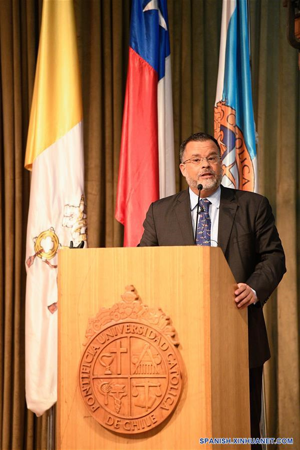 El diplomático y académico chileno, Mario Artaza, habla durante el seminario "China y America Latina: una mirada actual", en la Casa Central de la Universidad Católica de Chile, en la ciudad de Santiago, capital de Chile, el 10 de septiembre de 2019. El seminario buscó generar una reflexión para abordar las relaciones entre América Latina y China en los ángulos políticos, económicos y de seguridad, de acuerdo con los organizadores. (Xinhua/Jorge Villegas)